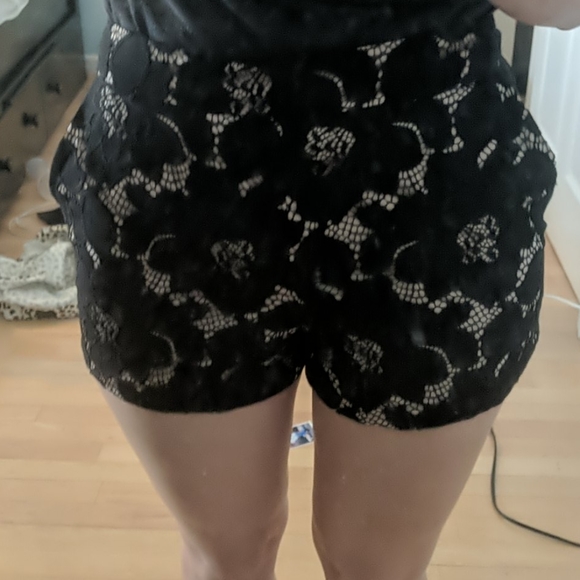 Express Tan an black flower lace patterned shorts - Picture 1 of 4